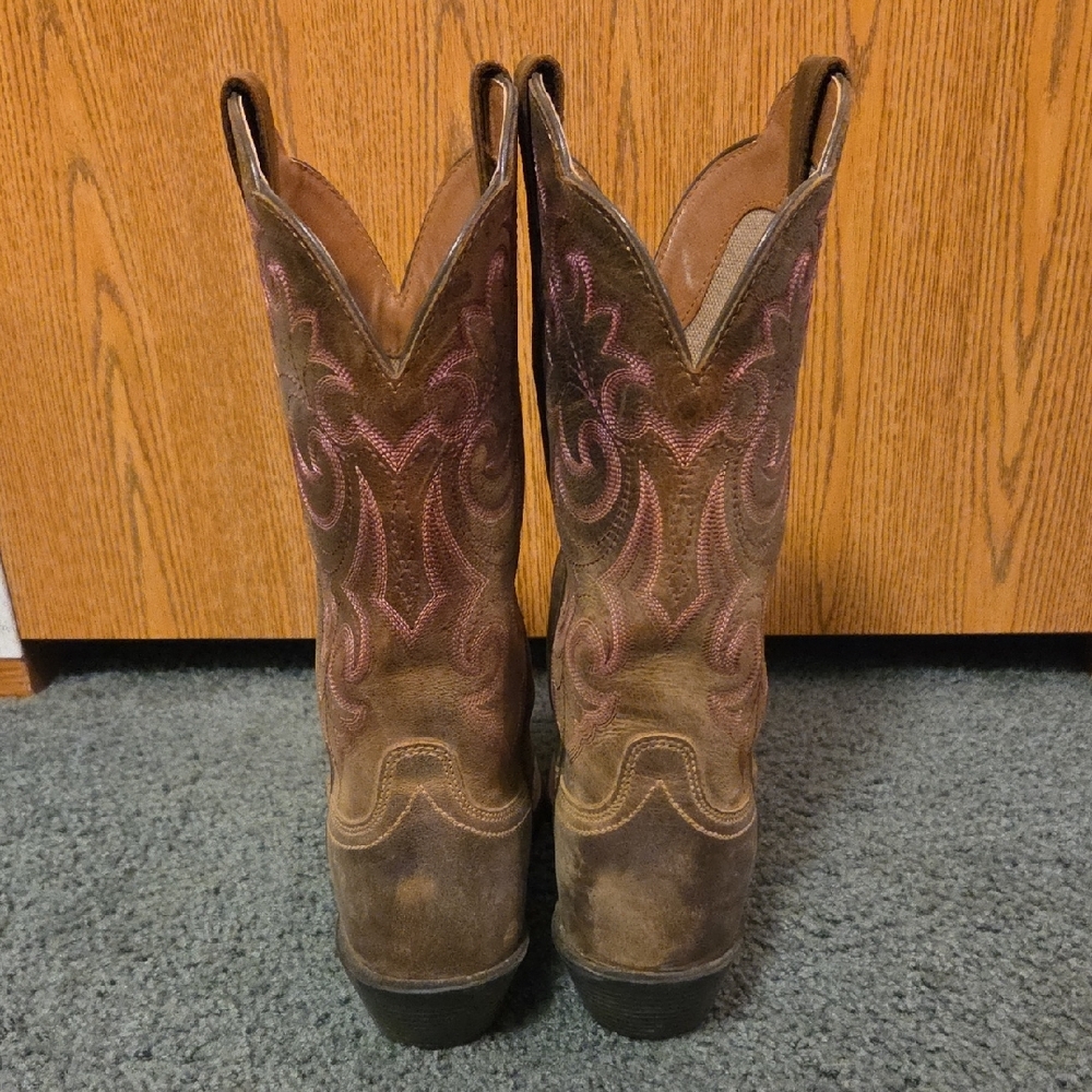 ‼️WORN ONE TIME‼️Ariat Women's 8.5B Med. Brown w/pink stitching. Square toe. - Picture 12 of 16
